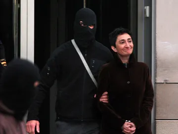 Elena Beloki, escoltada por un policía enmascarados en San Sebastián Elena Beloki, escoltada por un policía enmascarados en San Sebastián