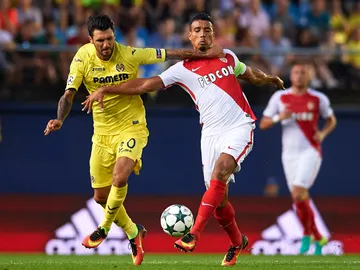 Soriano y Dirar pelean por la posesión del balón Soriano y Dirar pelean por la posesión del balón