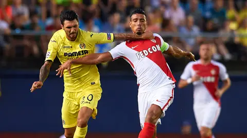 Soriano y Dirar pelean por la posesión del balón Soriano y Dirar pelean por la posesión del balón