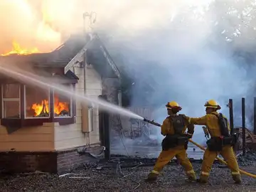 Bomberos actúan ante las llamas en un incendio en California Bomberos actúan ante las llamas en un incendio en California