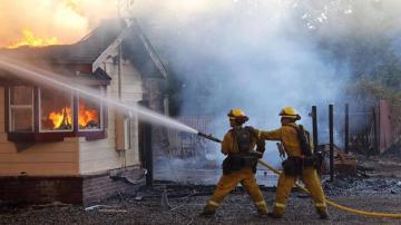 Bomberos actúan ante las llamas en un incendio en California