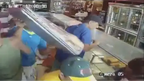 Imágenes del saqueo en la panadería Imágenes del saqueo en la panadería