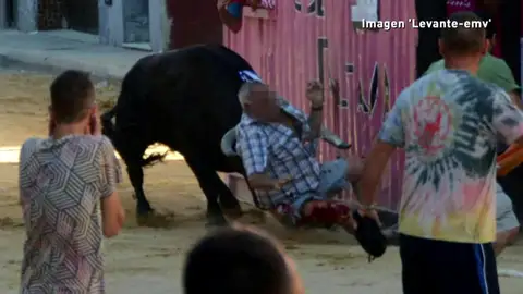 Frame 4.451408 de: En Valencia se plantean limitar a los 65 años la edad máxima para participar en los encierros de toros Frame 4.451408 de: En Valencia se plantean limitar a los 65 años la edad máxima para participar en los encierros de toros