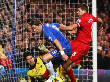 Torres recibiendo una entrada de Gerrad Torres recibiendo una entrada de Gerrad