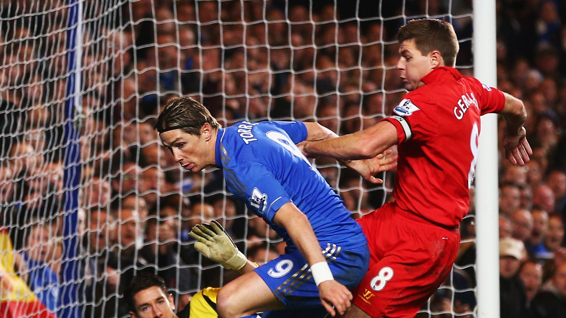 Torres recibiendo una entrada de Gerrad