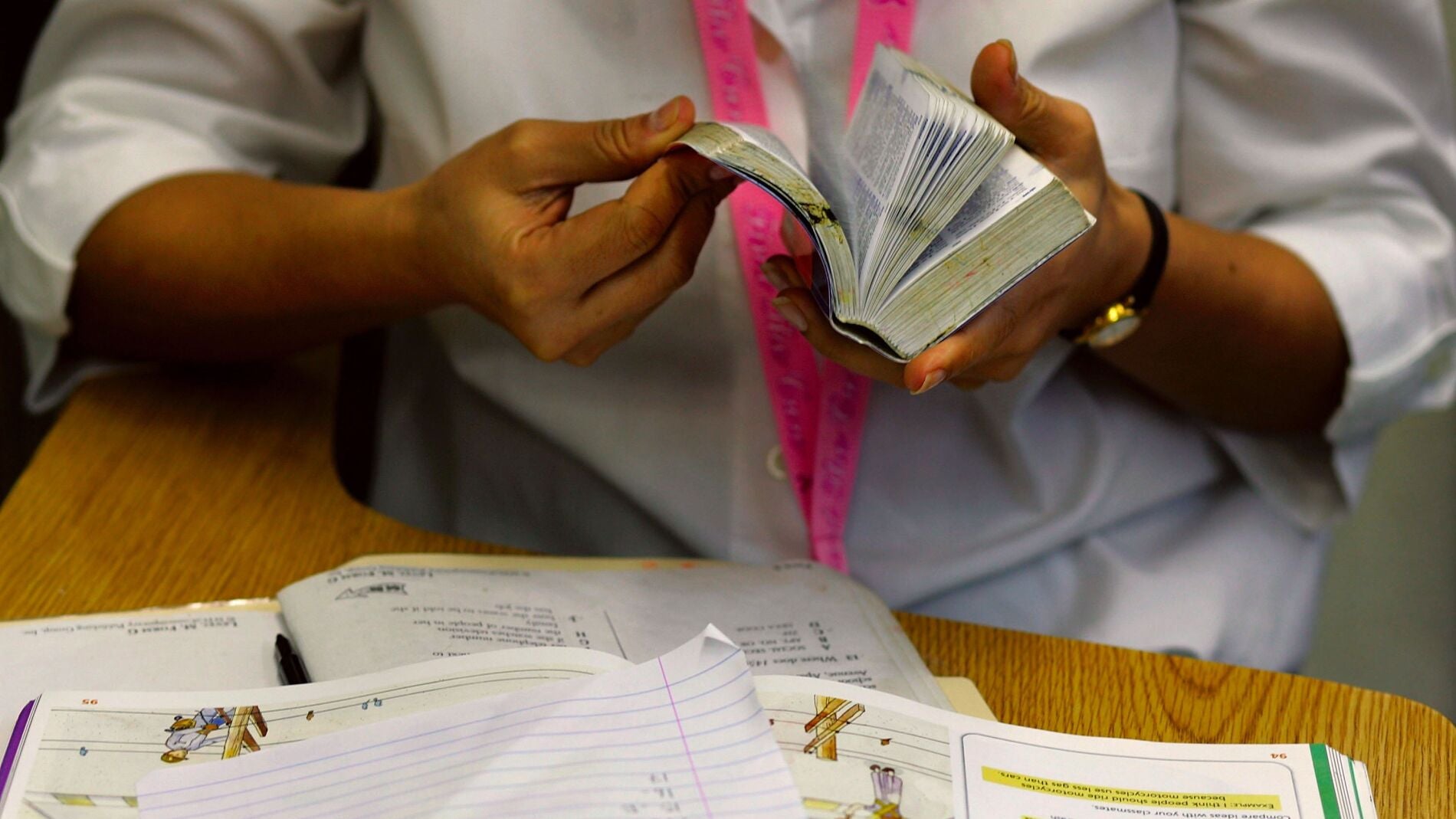 Mujer mirando el diccionario