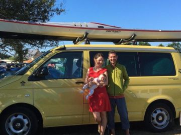 La pareja y su bebé posando con 'Dodo Van'