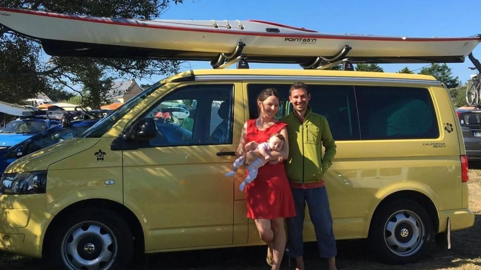 La pareja y su bebé posando con 'Dodo Van' La pareja y su bebé posando con 'Dodo Van'