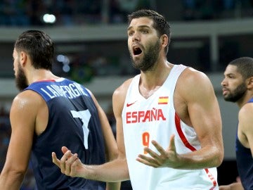 Felipe Reyes protesta ante los árbitros en el partido contra Francia