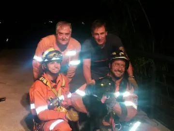 Bomberos junto al perro rescatado Bomberos junto al perro rescatado