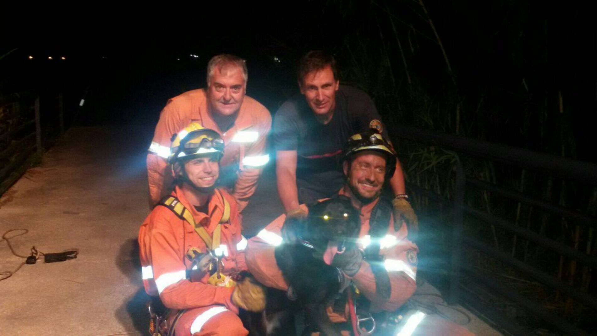 Bomberos junto al perro rescatado