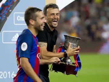 Luis Enrique, con la Supercopa de España Luis Enrique, con la Supercopa de España