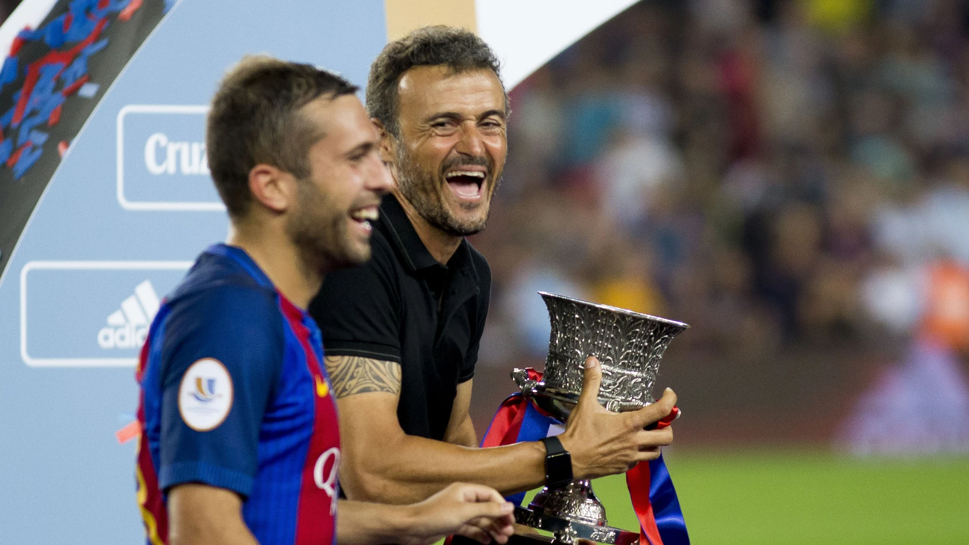 Luis Enrique, con la Supercopa de España Luis Enrique, con la Supercopa de España