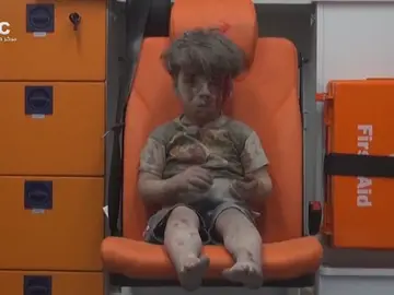Omran, un pequeño de cinco años que se ha convertido en la imagen más inocente del horror en Siria Omran, un pequeño de cinco años que se ha convertido en la imagen más inocente del horror en Siria
