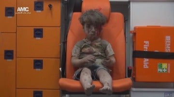 Omran, un pequeño de cinco años que se ha convertido en la imagen más inocente del horror en Siria