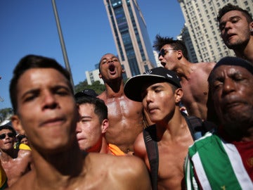 Latinos en la playa de Copacabana.