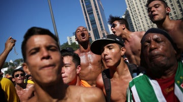 Latinos en la playa de Copacabana.