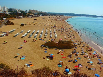 La familiar playa de Rocha en el Algarve