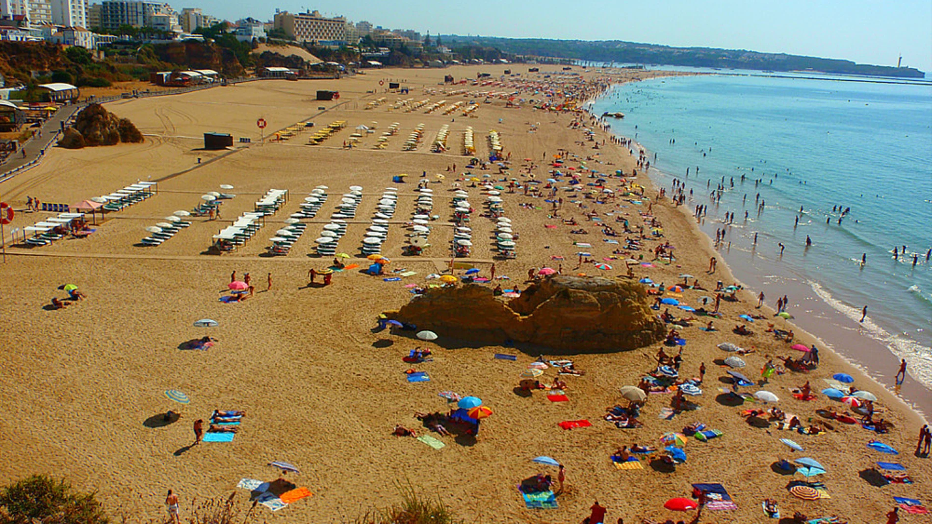 La familiar playa de Rocha en el Algarve La familiar playa de Rocha en el Algarve