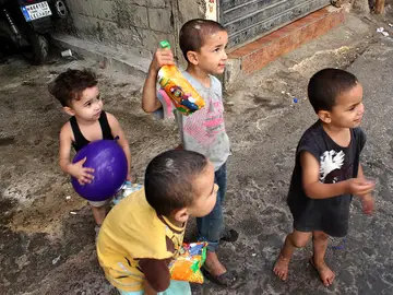 Niños sirios y palestinos conviven en el campo de refugiados palestino de Chatila, en Beirut Niños sirios y palestinos conviven en el campo de refugiados palestino de Chatila, en Beirut