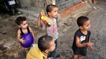 Niños sirios y palestinos conviven en el campo de refugiados palestino de Chatila, en Beirut