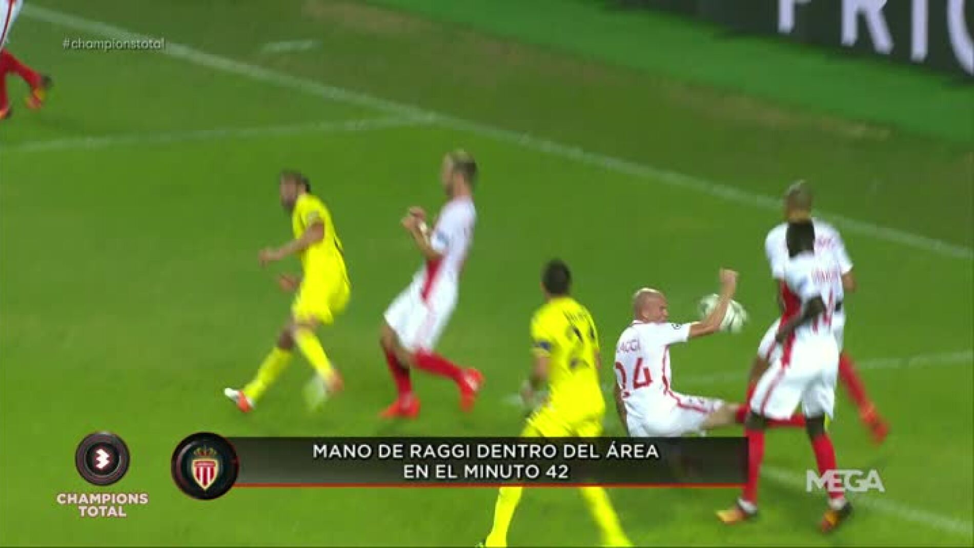 Mano de Raggi dentro del &aacute;rea ante el Villarreal