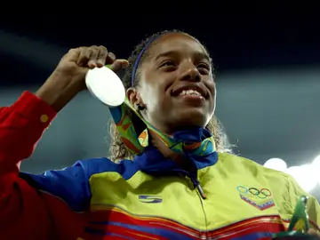 Yulimar Rojas sostiene su medalla de plata conseguida en triple salto Yulimar Rojas sostiene su medalla de plata conseguida en triple salto