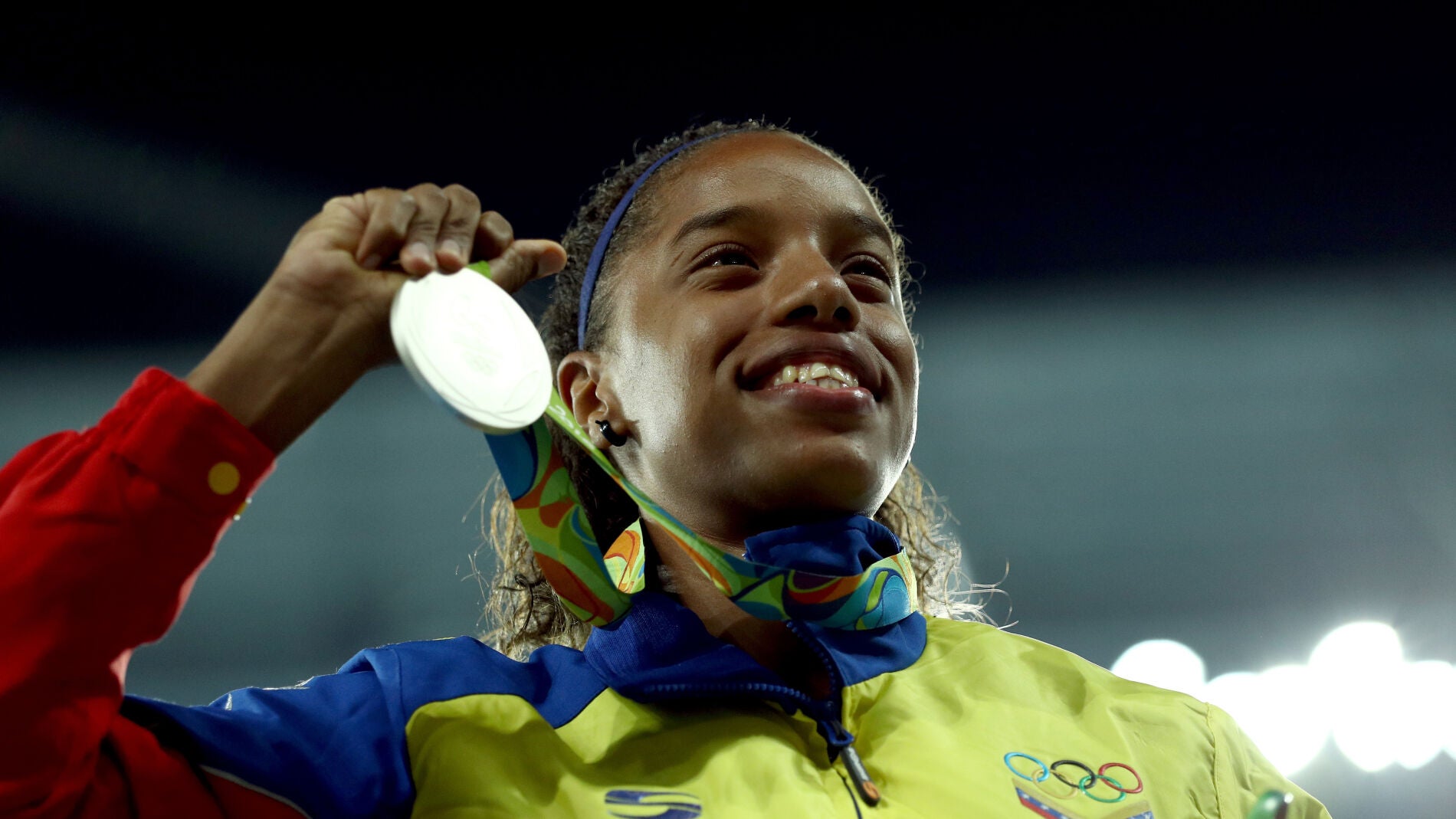 Yulimar Rojas sostiene su medalla de plata conseguida en triple salto