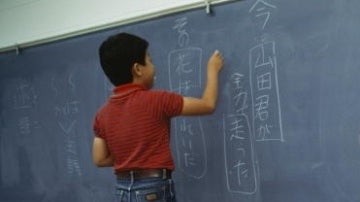 Niño japonés estudia para el famoso cambio de ciclo escolar.