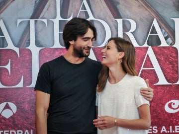 Michelle Jenner y Aitor Luna