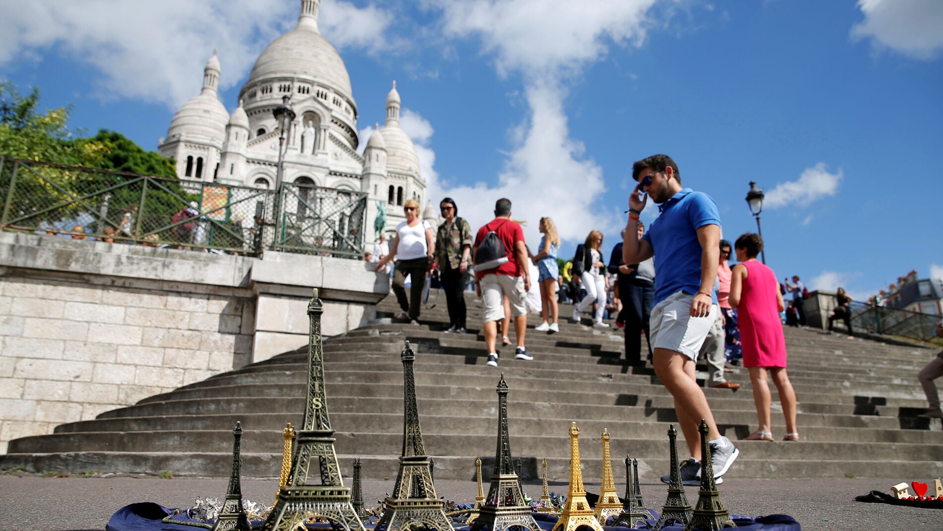 Un turista camina delante de la iglesia de Sacre Coeur de Montmartre en Par&iacute;s durante el mes de agosto.