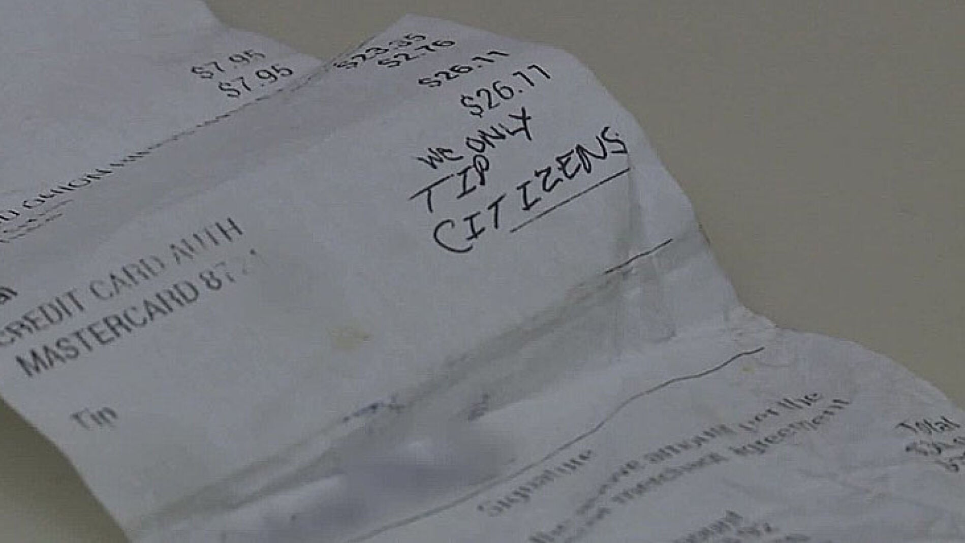 La nota racista que pone: "Solo le damos propina a ciudadanos"