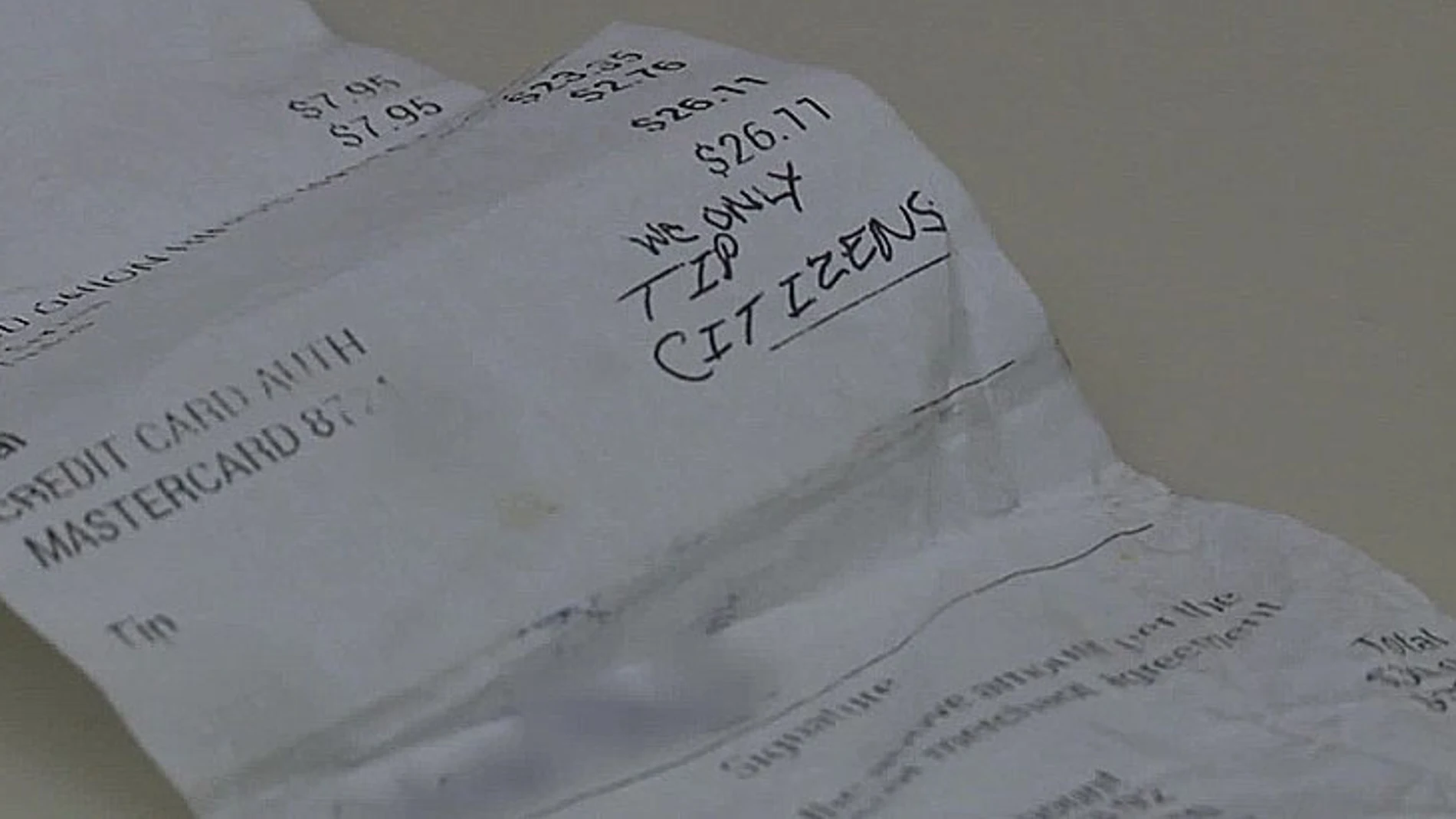 La nota racista que pone: "Solo le damos propina a ciudadanos" La nota racista que pone: "Solo le damos propina a ciudadanos"