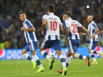 Los jugadores del Oporto celebran un gol frente a la Roma
