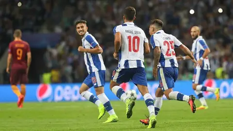 Los jugadores del Oporto celebran un gol frente a la Roma Los jugadores del Oporto celebran un gol frente a la Roma