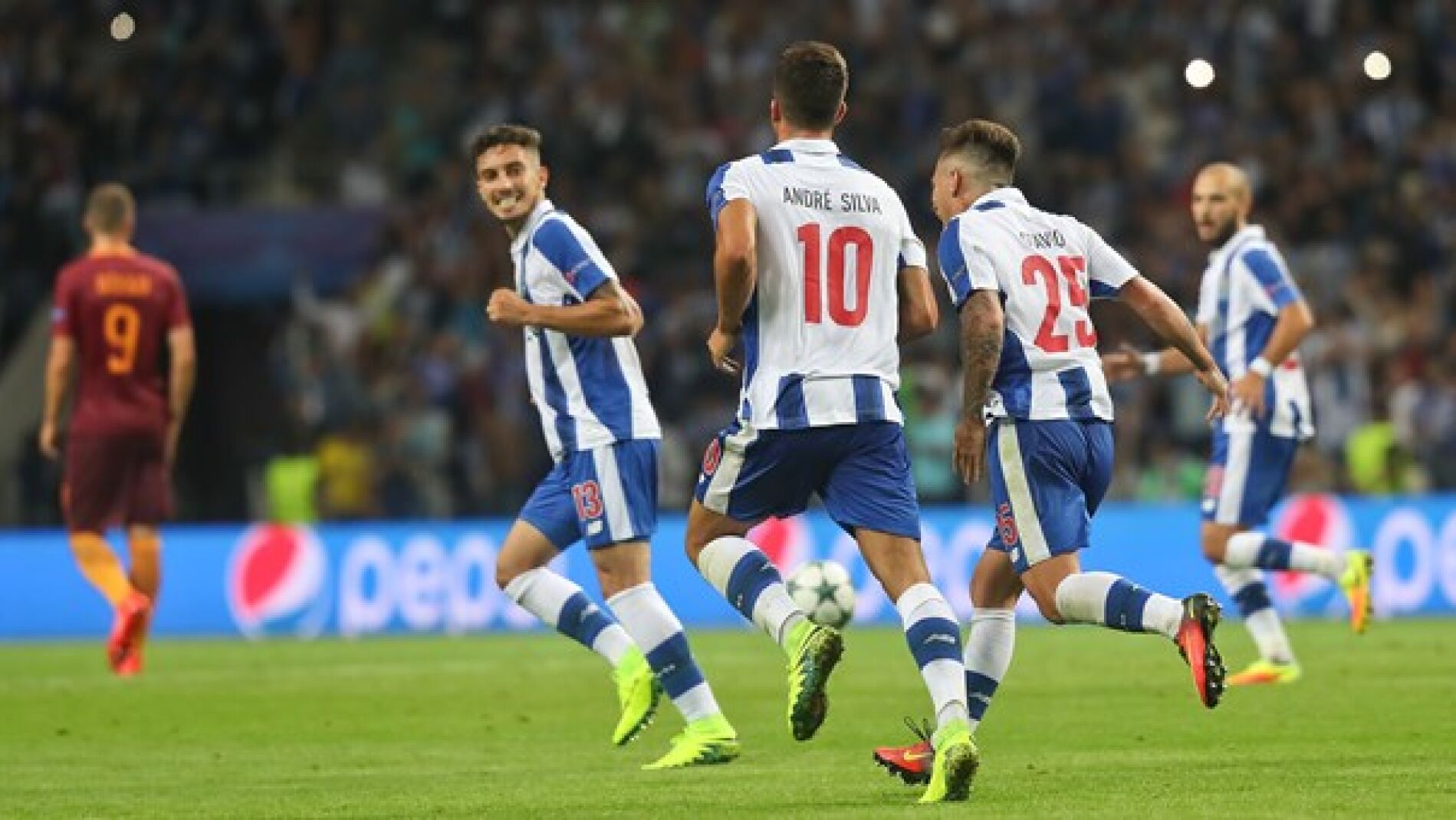 Los jugadores del Oporto celebran un gol frente a la Roma