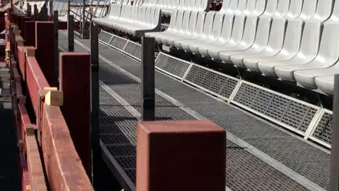 Gradas de los encierros de Sanse En la imagen, una de las nueve gradas instaladas a lo largo del recorrido de los encierros de San Sebastián de los Reyes.
