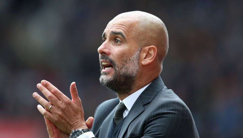 Guardiola anima a sus jugadores durante un partido del City
