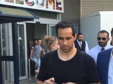 Bravo llegando a Manchester para cerrar su fichaje con el City