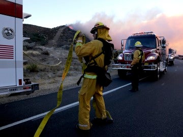 El violento fuego en el condado californiano de San Bernardino causó el cierre de numerosas rutas de transporte como la autopista 138 y la interestatal 15, un importante eje viario que une el sur de California con Nevada