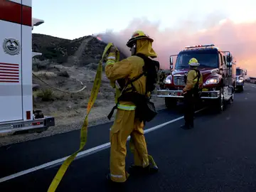 El violento fuego en el condado californiano de San Bernardino causó el cierre de numerosas rutas de transporte como la autopista 138 y la interestatal 15, un importante eje viario que une el sur de California con Nevada El violento fuego en el condado californiano de San Bernardino causó el cierre de numerosas rutas de transporte como la autopista 138 y la interestatal 15, un importante eje viario que une el sur de California con Nevada