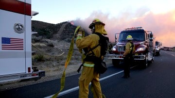El violento fuego en el condado californiano de San Bernardino causó el cierre de numerosas rutas de transporte como la autopista 138 y la interestatal 15, un importante eje viario que une el sur de California con Nevada