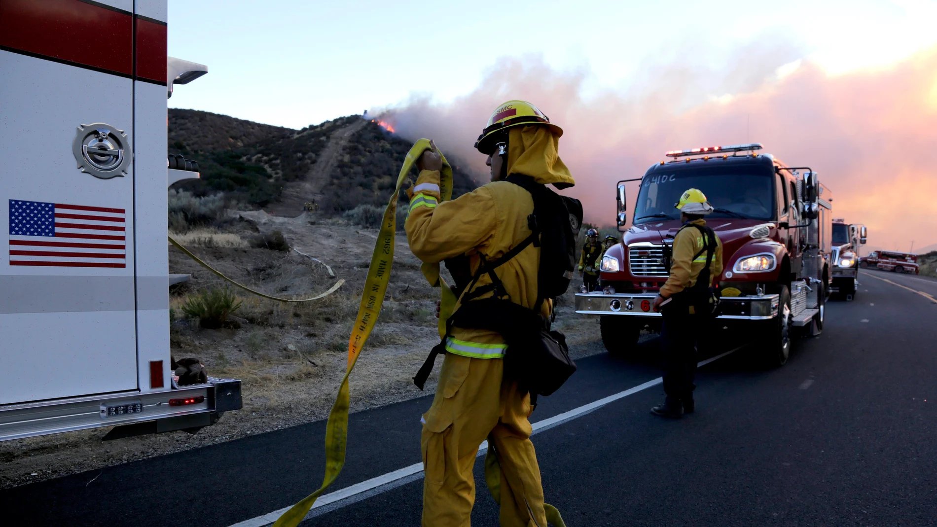 El violento fuego en el condado californiano de San Bernardino causó el cierre de numerosas rutas de transporte como la autopista 138 y la interestatal 15, un importante eje viario que une el sur de California con Nevada El violento fuego en el condado californiano de San Bernardino causó el cierre de numerosas rutas de transporte como la autopista 138 y la interestatal 15, un importante eje viario que une el sur de California con Nevada