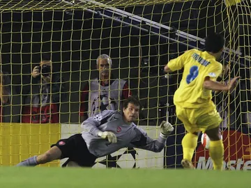 Riquelme fallando el decisivo penalti ante el Arsenal Riquelme fallando el decisivo penalti ante el Arsenal