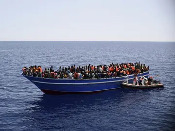 Una imagen de archivo de una barca llena de inmigrantes en el mar Mediterráneo. Una imagen de archivo de una barca llena de inmigrantes en el mar Mediterráneo.