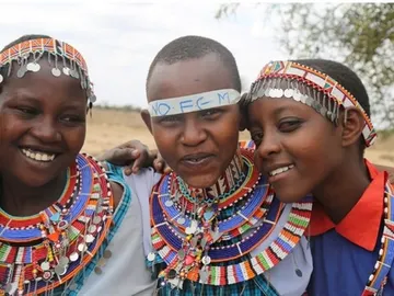 Tres chicas keniatas tras haber pasado por el nuevo ritual Tres chicas keniatas tras haber pasado por el nuevo ritual
