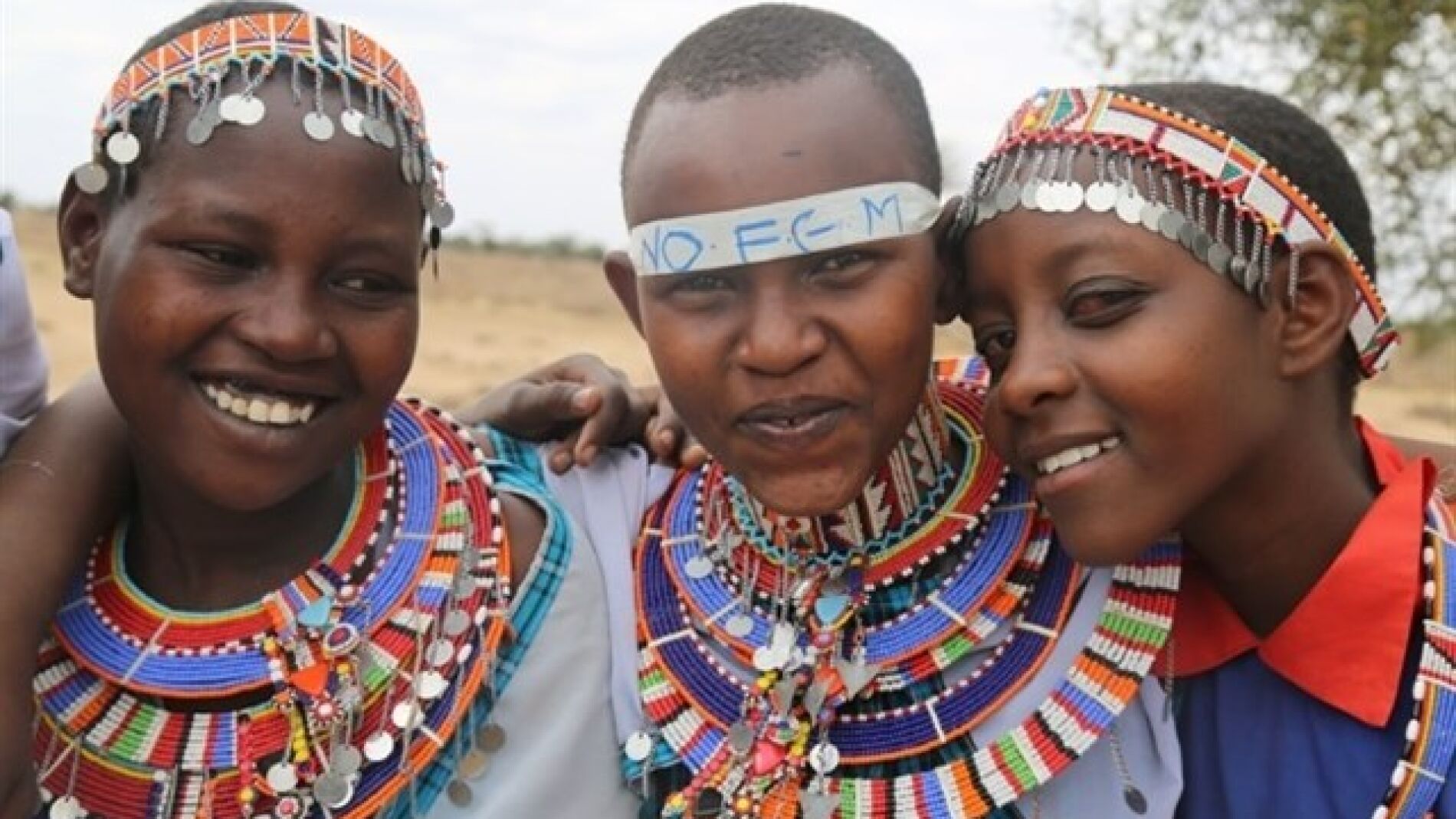 Tres chicas keniatas tras haber pasado por el nuevo ritual
