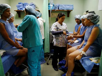 Unas mujeres se preparan para ser operadas en un hospital de Caracas, Venezuela Unas mujeres se preparan para ser operadas en un hospital de Caracas, Venezuela