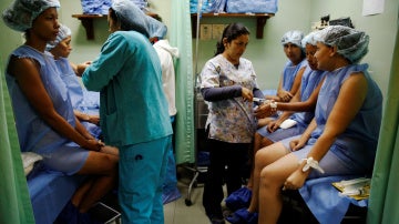 Unas mujeres se preparan para ser operadas en un hospital de Caracas, Venezuela