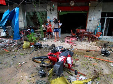 Varias personas en la escena del atentado de Tailandia